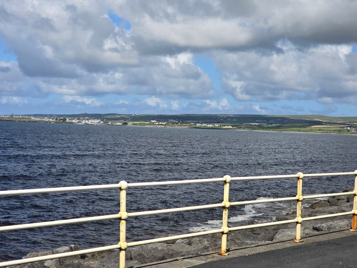 1ft waves, moderate onshore wind W 8kts, air 15c, sea 14.6, high tide 22:24, low tide 15:48